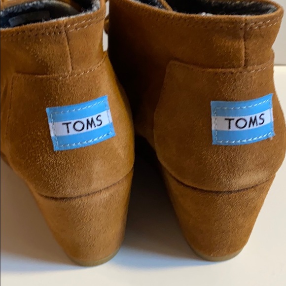 ✨BRAND NEW✨ TOMS TAN BROWN SUEDE WEDGE BOOTIES FOR FALL - Picture 4 of 15